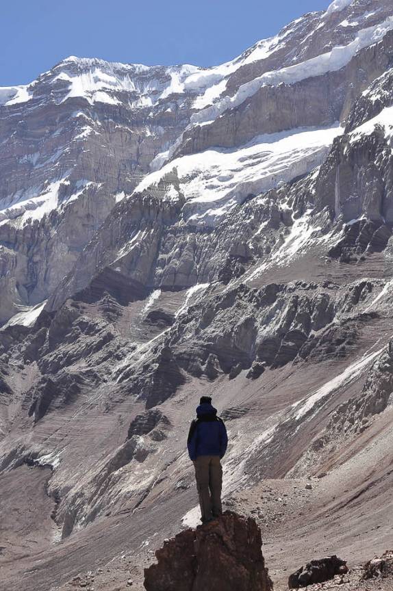 Admirando os dois quilômetros de altura da imponente parede sul do Aconcágua, a 4.300 metros de altitude, na região de Mendoza, no oeste da Argentina